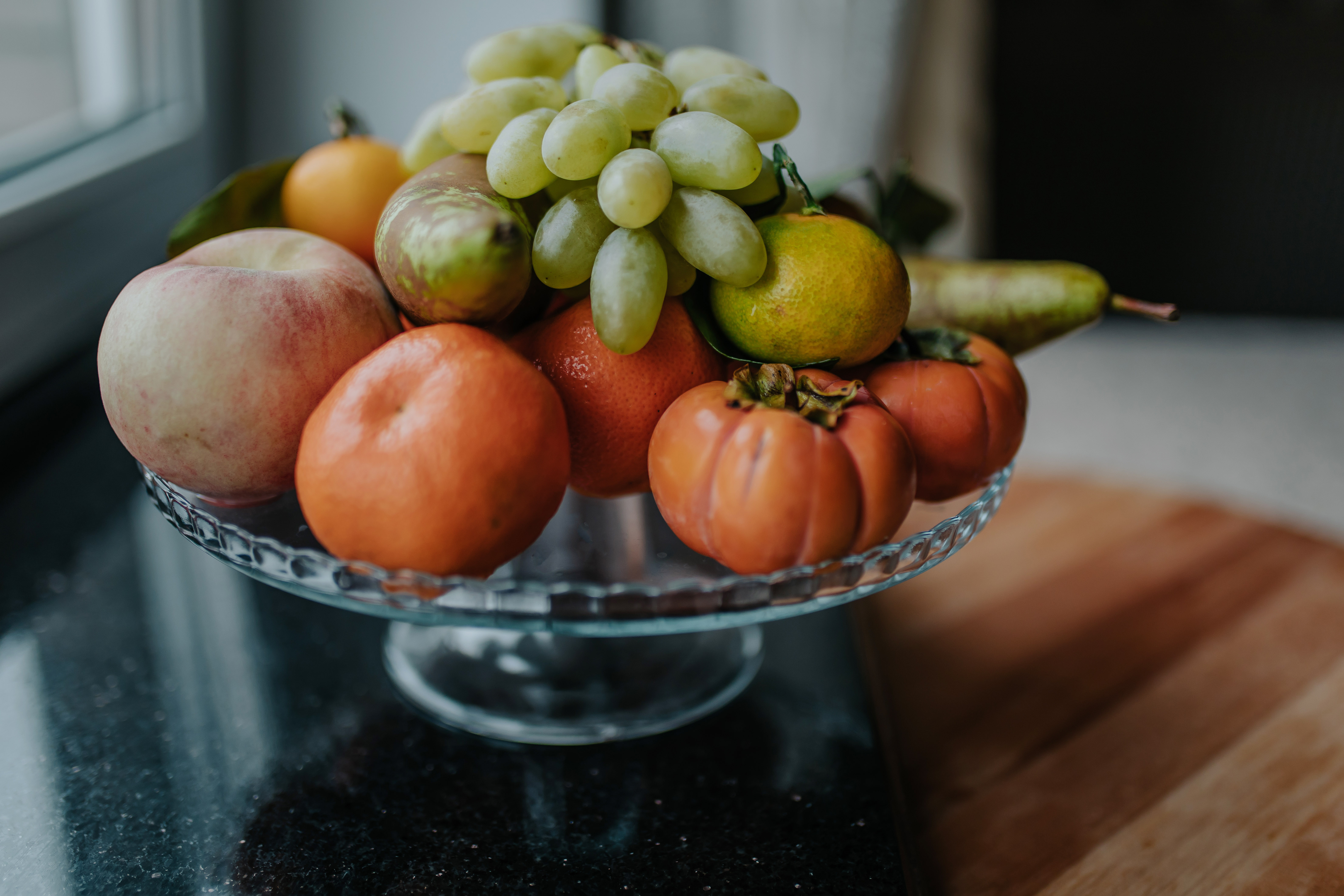 Ваза с фруктами на обеденном столе